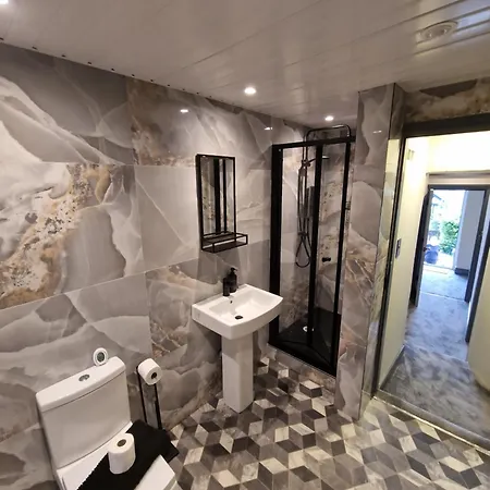 Ferienhaus Townhouse - 6 Bed Hot Tub House