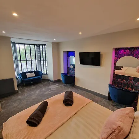 Ferienhaus Townhouse - 6 Bed Hot Tub House *