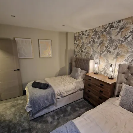 Ferienhaus Townhouse - 6 Bed Hot Tub House *