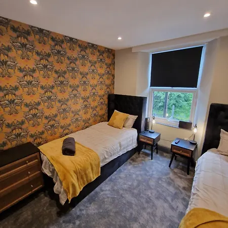 Townhouse - 6 Bed Hot Tub House Holiday home *