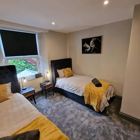 Ferienhaus Townhouse - 6 Bed Hot Tub House *