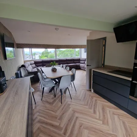 Townhouse - 6 Bed Hot Tub House Holiday home