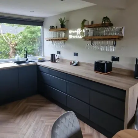 Townhouse - 6 Bed Hot Tub House * ボウネス＝オン＝ウィンダミア