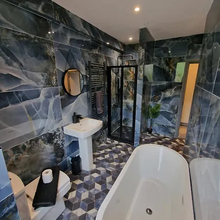 Townhouse - 6 Bed Hot Tub House ボウネス＝オン＝ウィンダミア