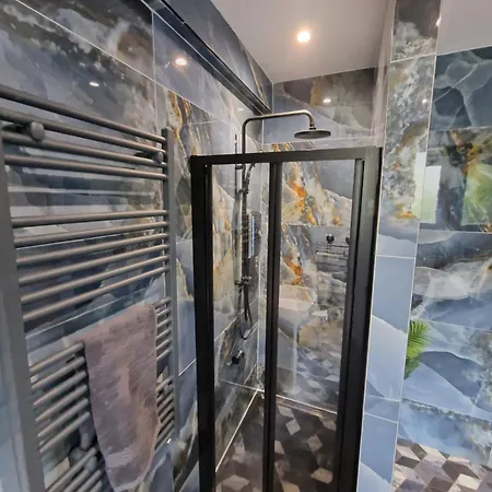 Townhouse - 6 Bed Hot Tub House 別荘